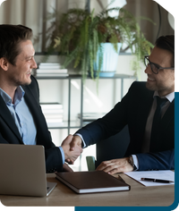 Dos hombres de traje hablando