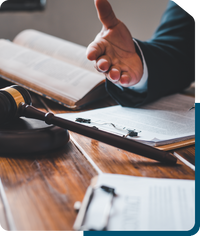 Carpetas, libros abiertos y mazo de juez sobre una mesa