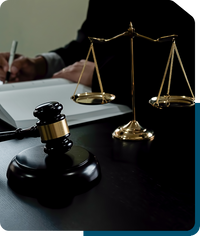 Mazo de juez al lado de una balanza Mazo de juez al lado de una balanza